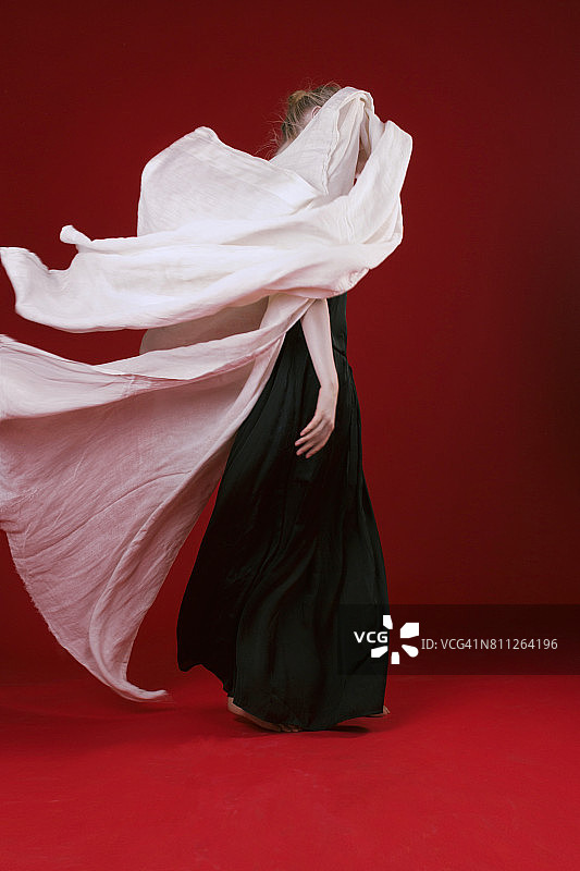 红背景上的黑裙女人肖像图片素材