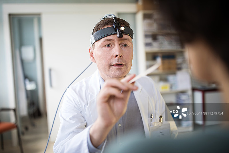 男医生检查女病人的喉咙图片素材