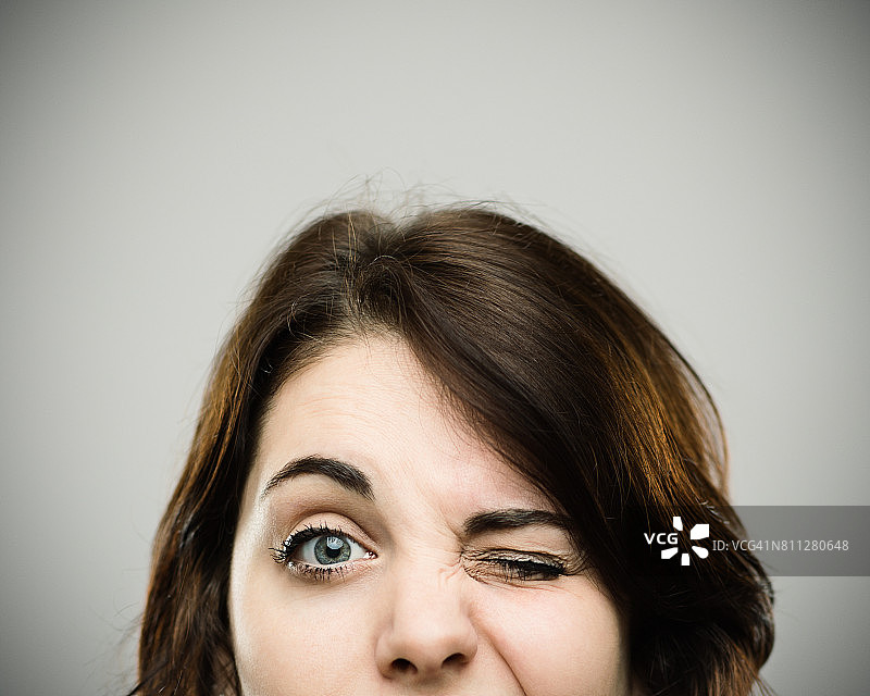 美丽年轻女子眨眼特写镜头图片素材