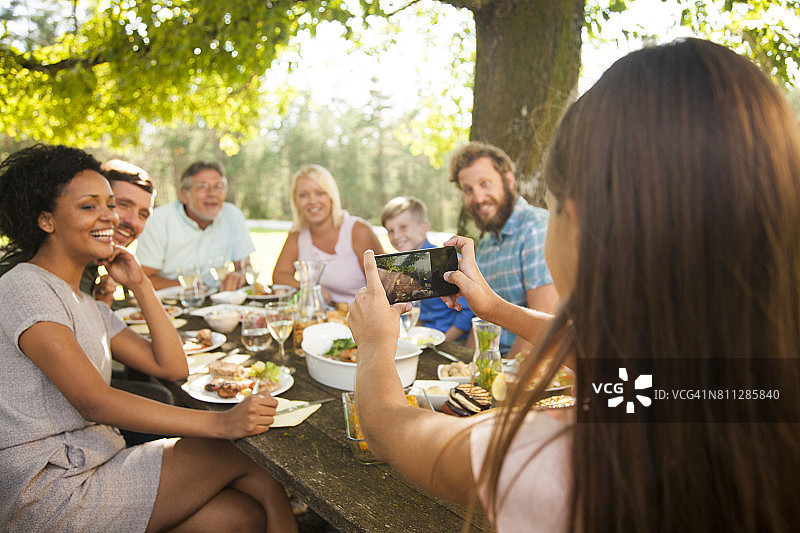 女儿在家庭聚会上拍摄合影图片素材
