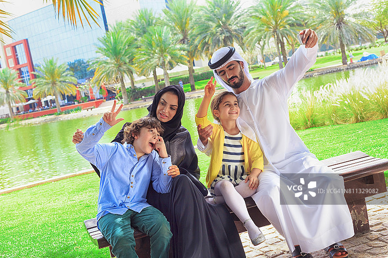 中东家庭自拍图片素材