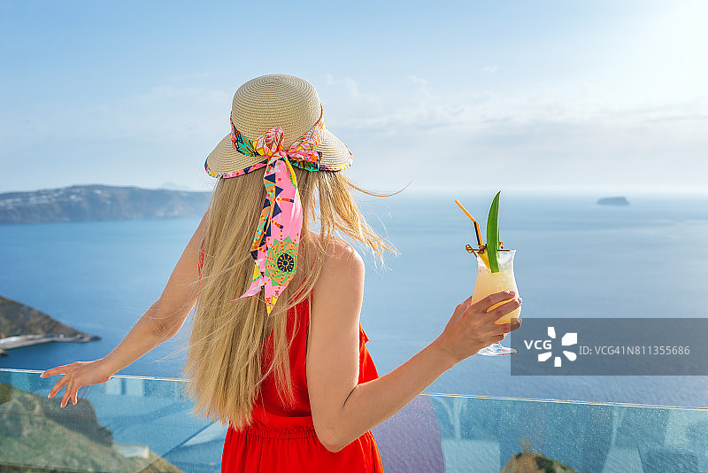 饮用鸡尾酒的时尚女人图片素材