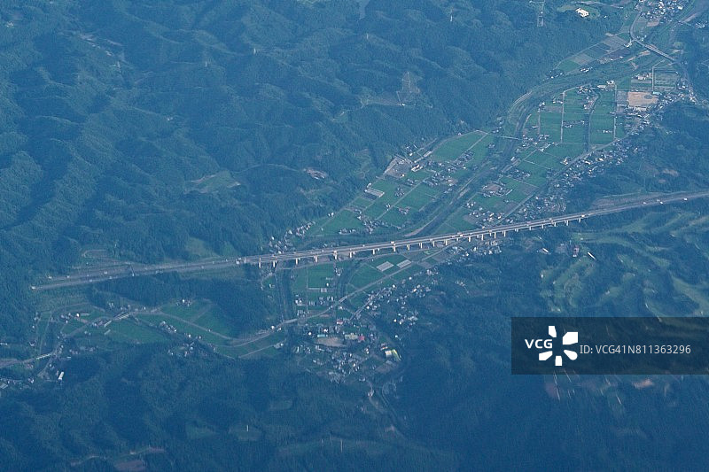 从飞机上看到的静冈县挂川市新东名高速公路白天的航拍景色图片素材