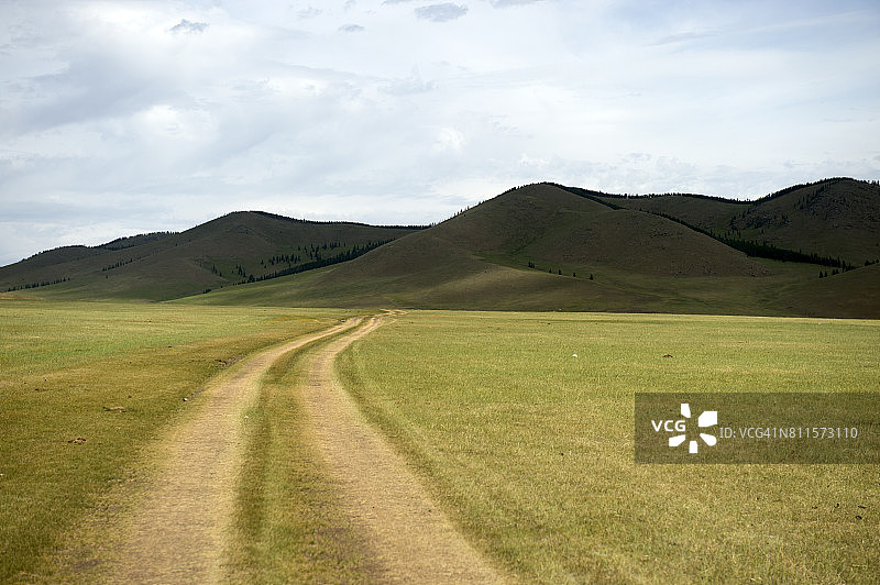 蒙古国中央阿尔汉盖省杭爱山脉上的土路图片素材