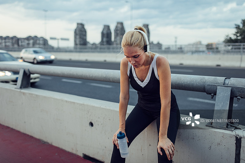 在户外锻炼的女人图片素材