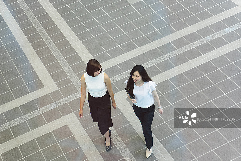 去办公室的日本女商人图片素材