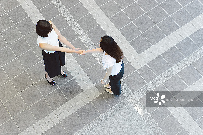 商务主管握手，俯视图图片素材