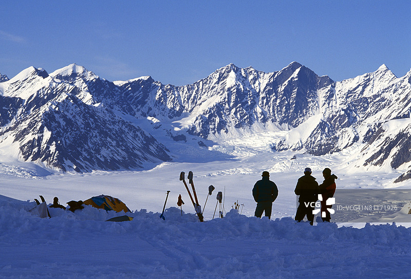 剪影攀登者，鲁思冰川，德纳里国家公园图片素材