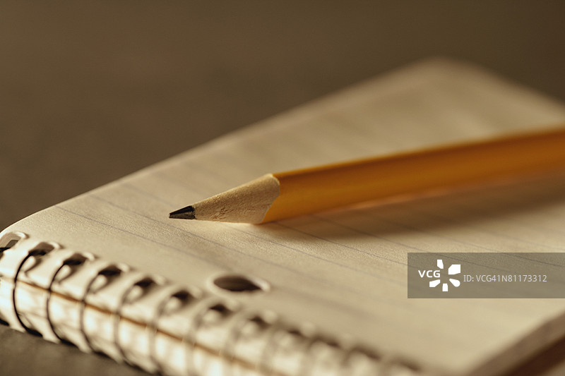 铅笔放在纸垫上图片素材