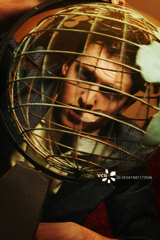 男人观察金属地球仪图片素材