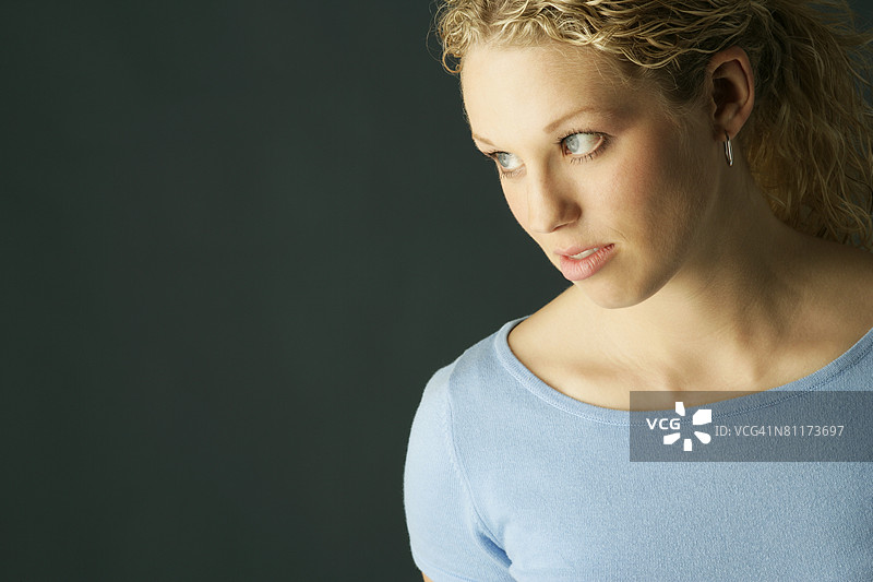 漂亮的金发女人图片素材