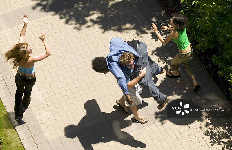 一群朋友欢快地跳舞图片素材