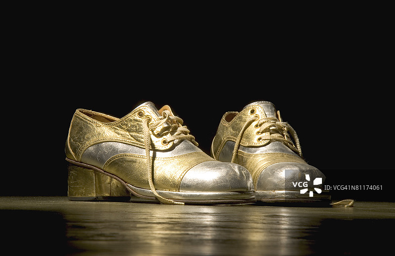 一双银色和金色的平台迪斯科鞋图片素材