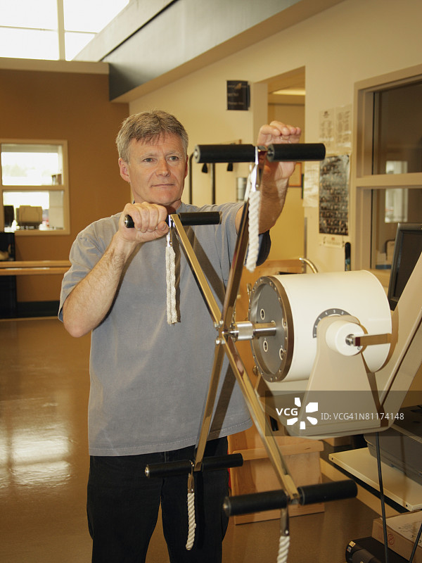 受伤后正在康复的男人图片素材