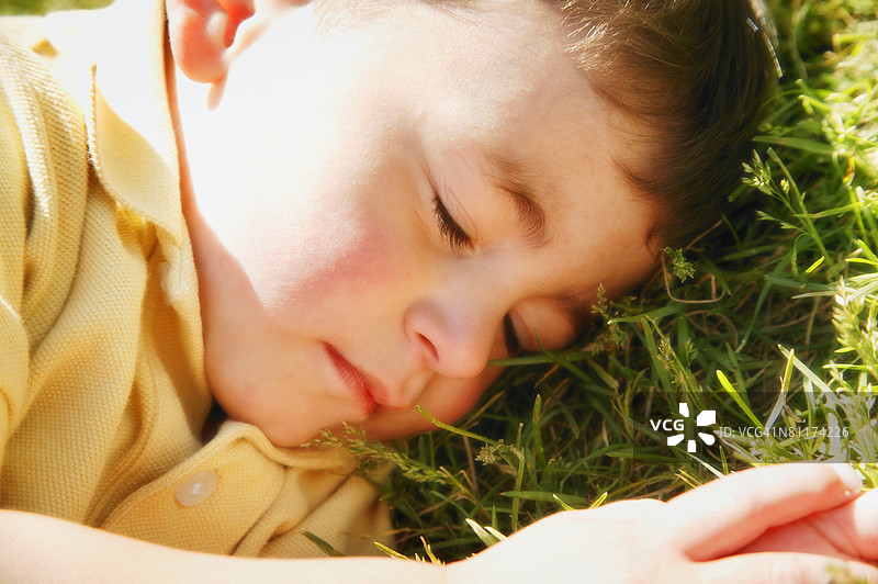 小男孩在草地上睡觉图片素材