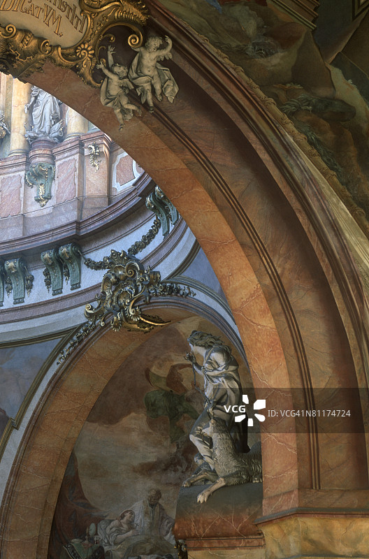 布拉格圣尼古拉斯教堂里精美的雕刻和绘画图片素材