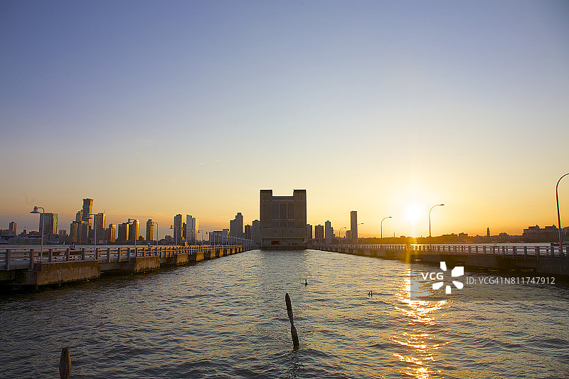 纽约市哈德逊河和34号码头的隧道通风塔图片素材