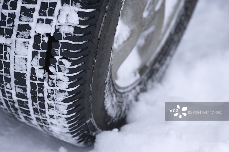 雪-covered汽车轮胎图片素材