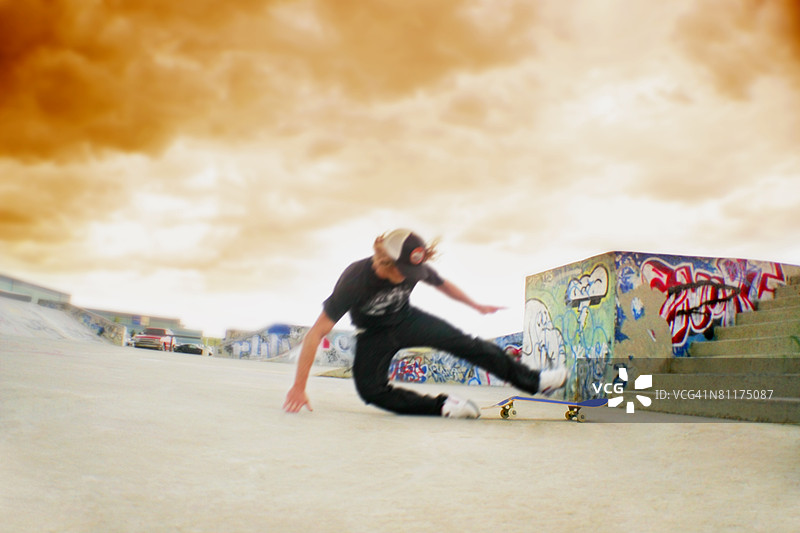 青少年从滑板上摔下来图片素材