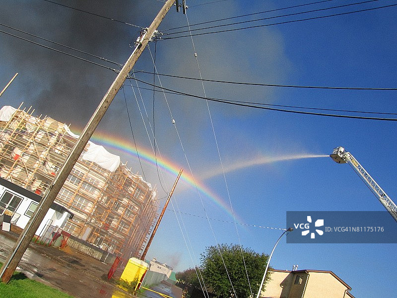 火灾建筑附近的彩虹图片素材