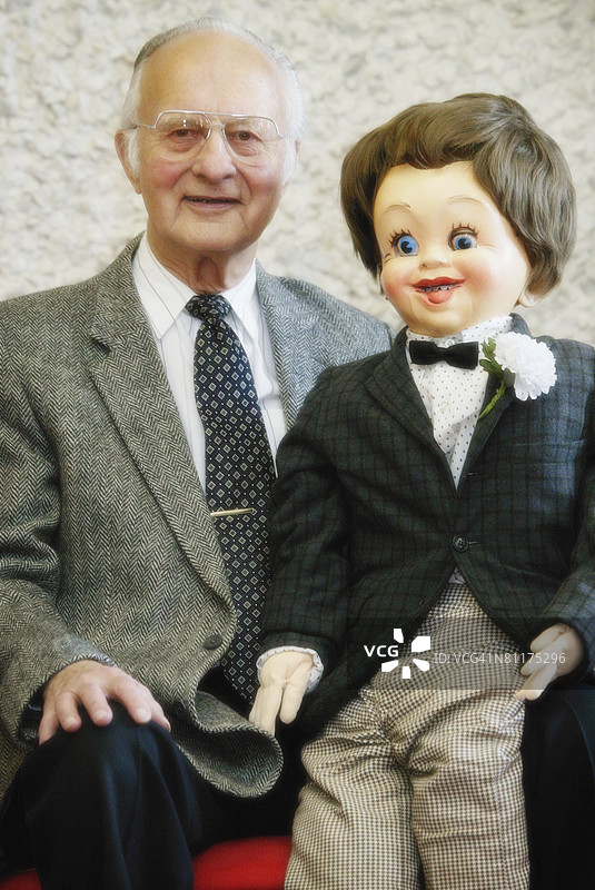 腹语表演者和木偶图片素材