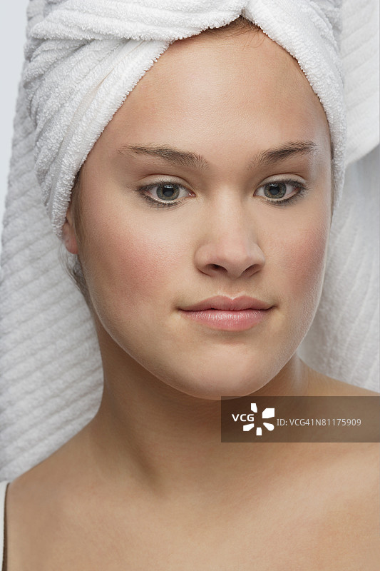 头发上裹着毛巾的女人图片素材