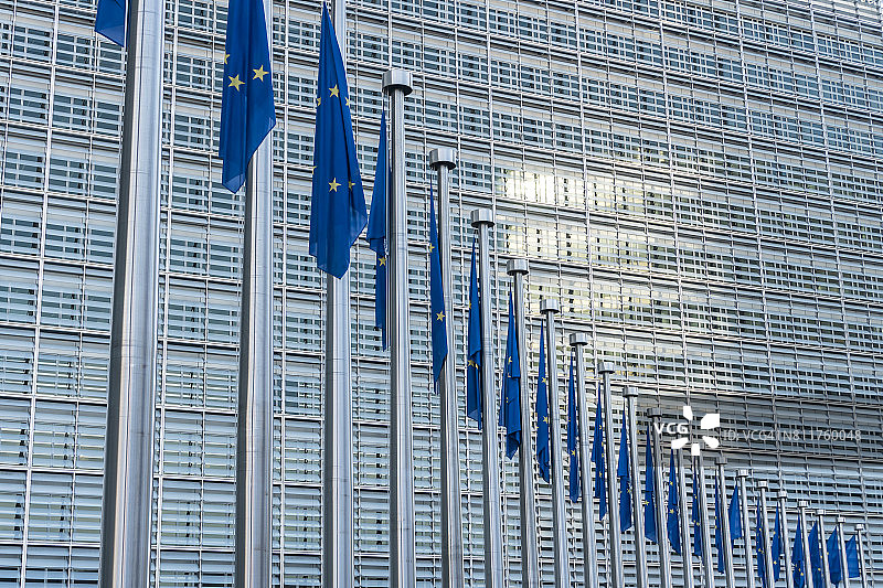 欧盟委员会贝雷蒙大楼前的欧盟旗帜图片素材
