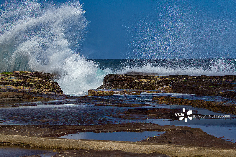 海浪飞溅图片素材