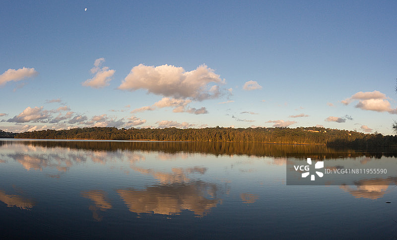 日落时分的纳拉宾泻湖图片素材
