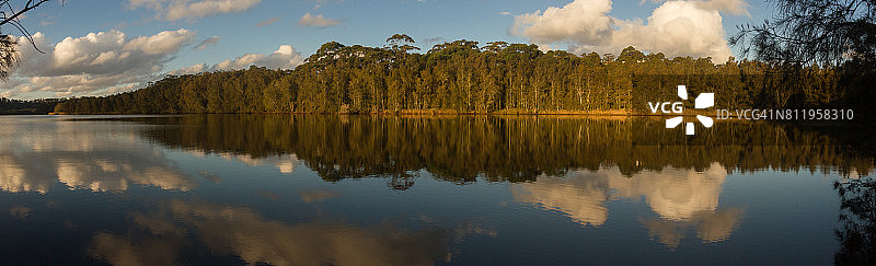 日落时分的纳拉宾泻湖图片素材