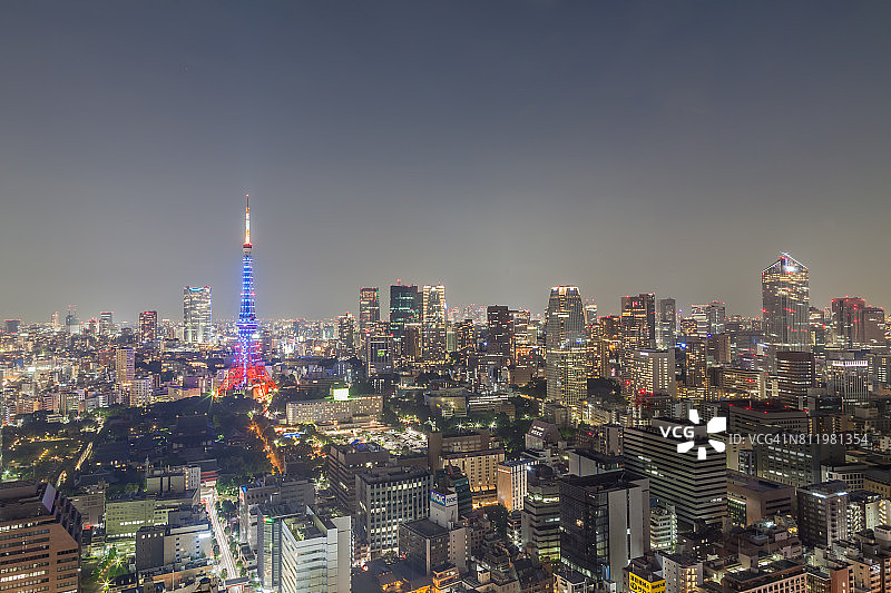 东京城市地标夜景航拍：东京塔、六本木新城和虎之门之丘图片素材