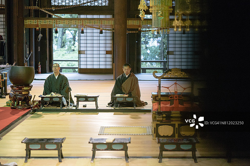 佛教寺庙内僧侣早晨祈祷仪式图片素材