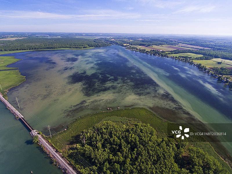 卡尤加湖上的伊利运河和铁路航拍图片素材