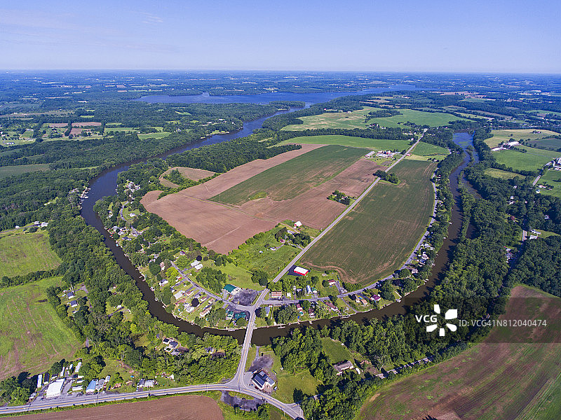 河流大拐弯周围的村庄鸟瞰图片素材