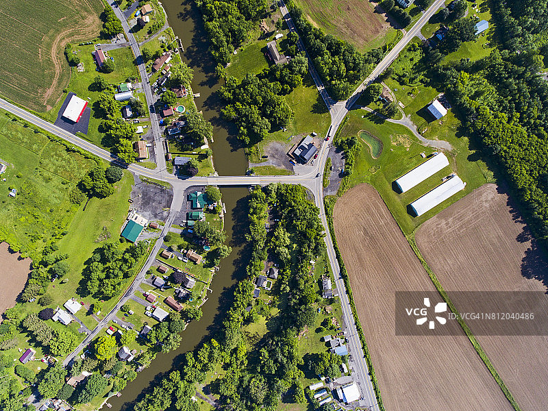 村庄桥梁和农田的航拍图片素材