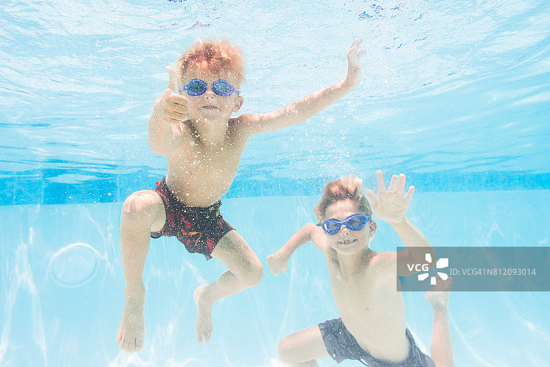 孩子们在泳池水下玩耍图片素材