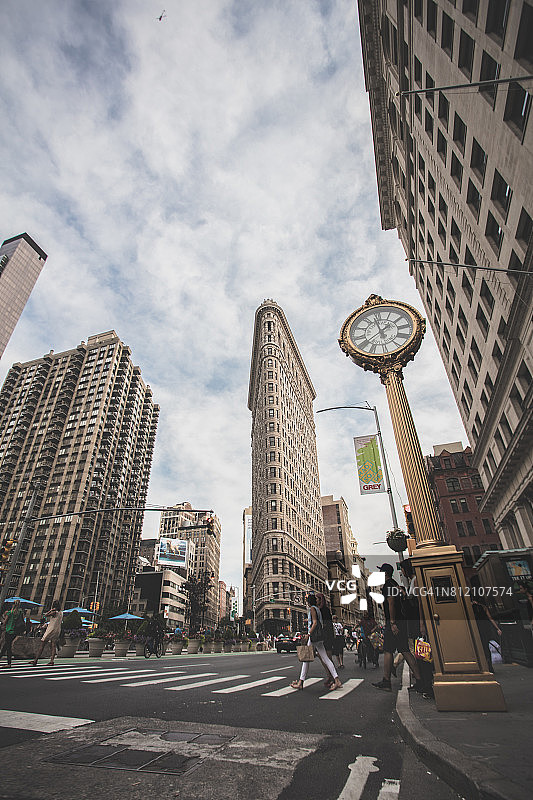 纽约帝国大厦的交通景象广角拍摄图片素材