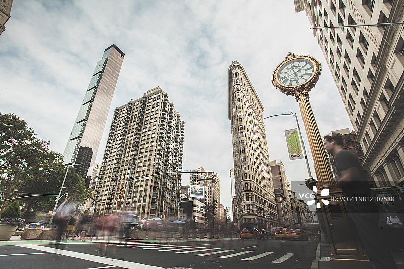 工作日繁忙的纽约熨斗大厦广角照片图片素材