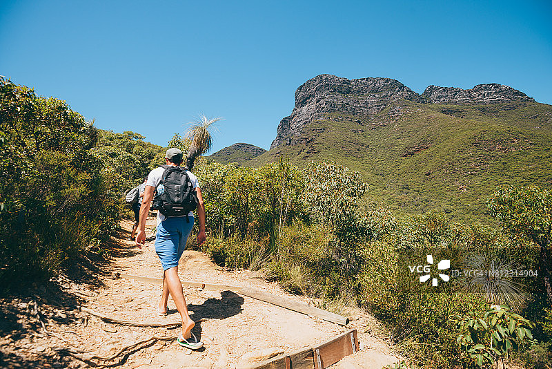 悬崖小山徒步图片素材