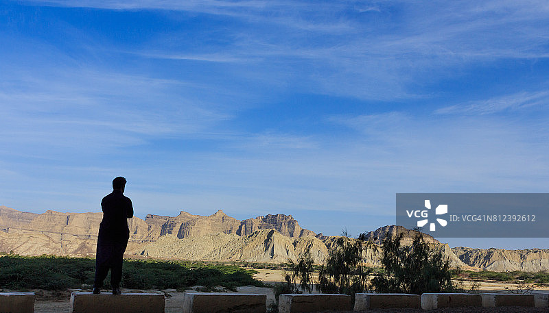 欣赏山景的年轻男人图片素材