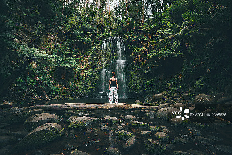 奥特威瀑布女孩图片素材