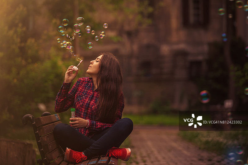 吹泡泡的快乐女人图片素材