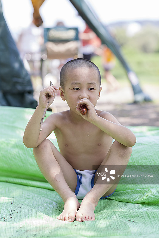 儿童男孩吃香肠图片素材