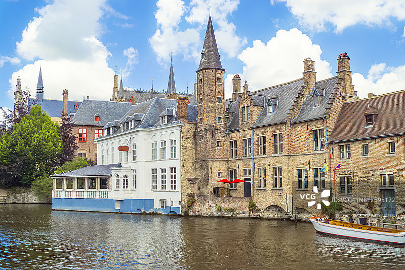 布鲁日的罗森霍德卡伊河畔和运河景观，中世纪建筑图片素材