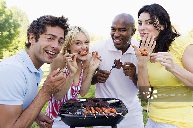 朋友们一起烧烤食物图片素材