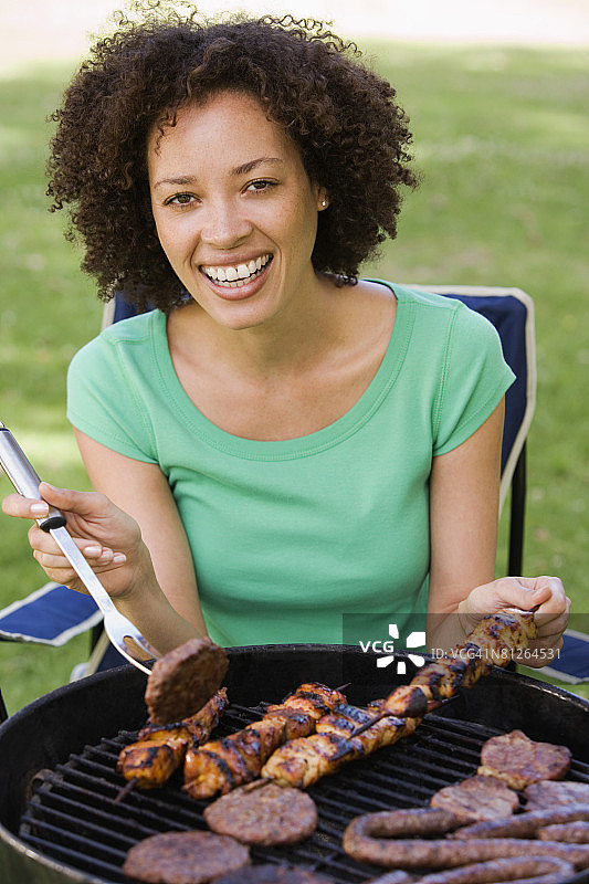 微笑的女人烤肉图片素材