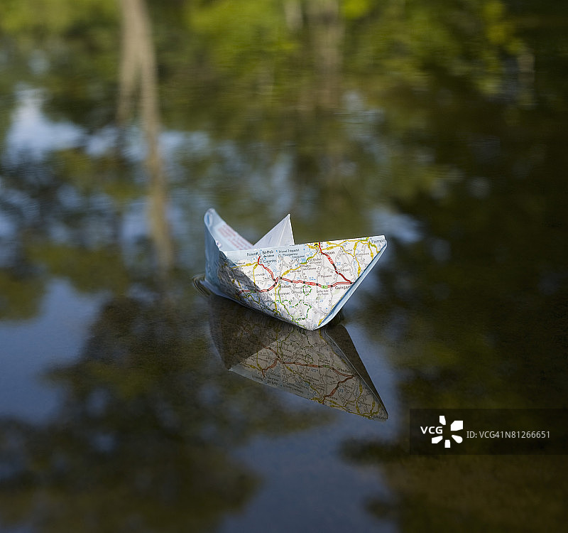像船一样折叠并在湖上漂浮的地图图片素材