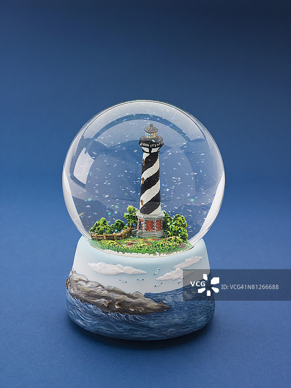 雪花玻璃球里的灯塔图片素材
