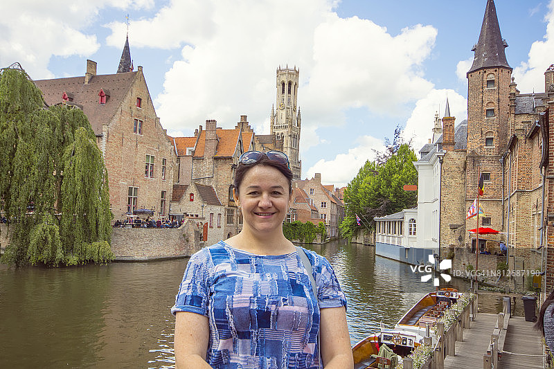 在比利时布鲁日微笑的女游客图片素材