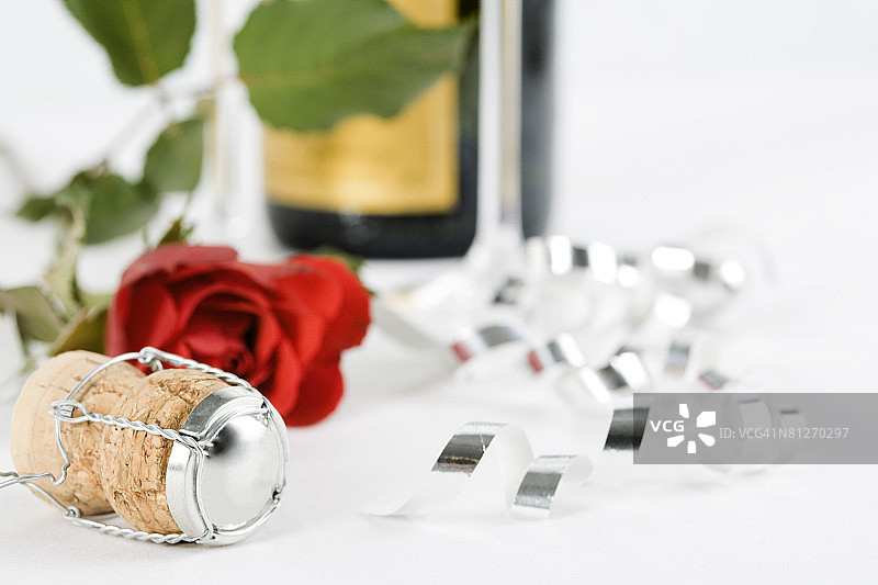 香槟瓶塞、玫瑰和彩带图片素材